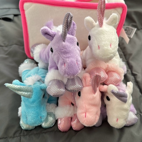 Unipak Plush Unicorn Castle with Five (5) Stuffed Animal Unicorns. Like new! - Picture 4 of 7